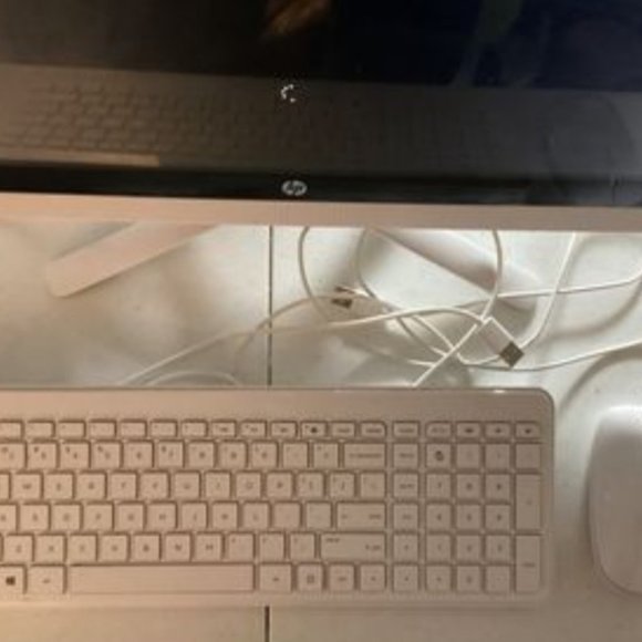 HP 22 - b013w All-In-One Desktop - Picture 2 of 8